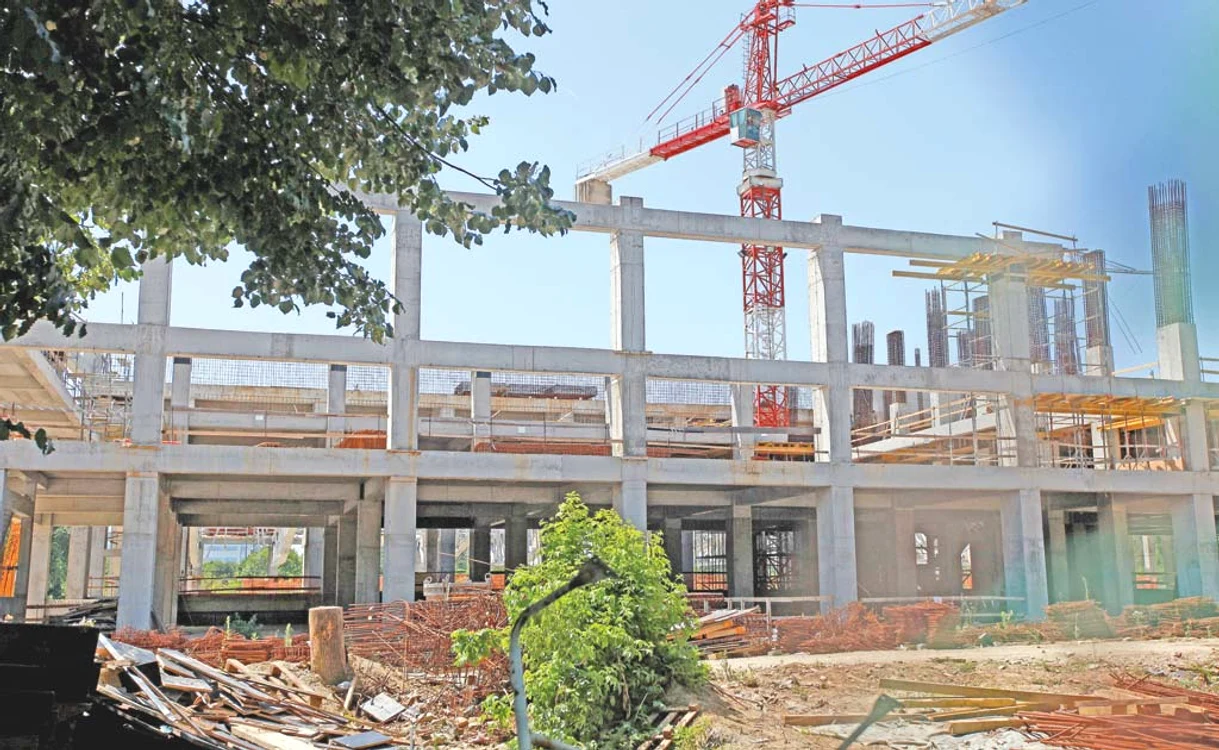 
    Lucrările la noul  patinoar sunt  finalizate în  proporţie de 35%  