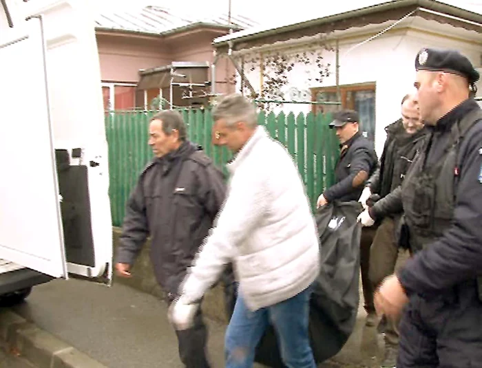 
    Cadavrul bărbatului a fost dus de legişti la IMLFoto: Laura Petrescu  