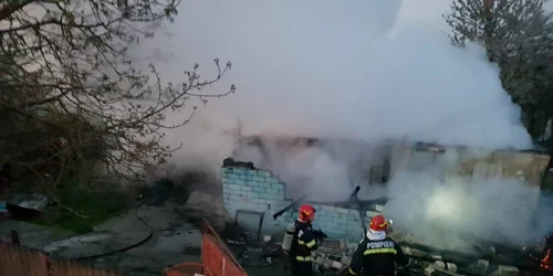 O casă din Prundeni - Vâlcea a luat foc iar proprietarul a murit carbonizat Foto ISU Vâlcea