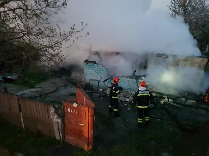 O casă din Prundeni - Vâlcea a luat foc, iar proprietarul a murit carbonizat, în somn Foto ISU Vâlcea