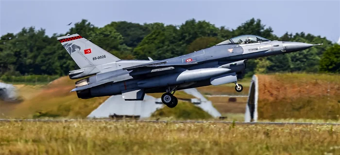 Avion F-16 aparținând Turciei în cadrul „Air Defender 23”. FOTO EPA-EFE