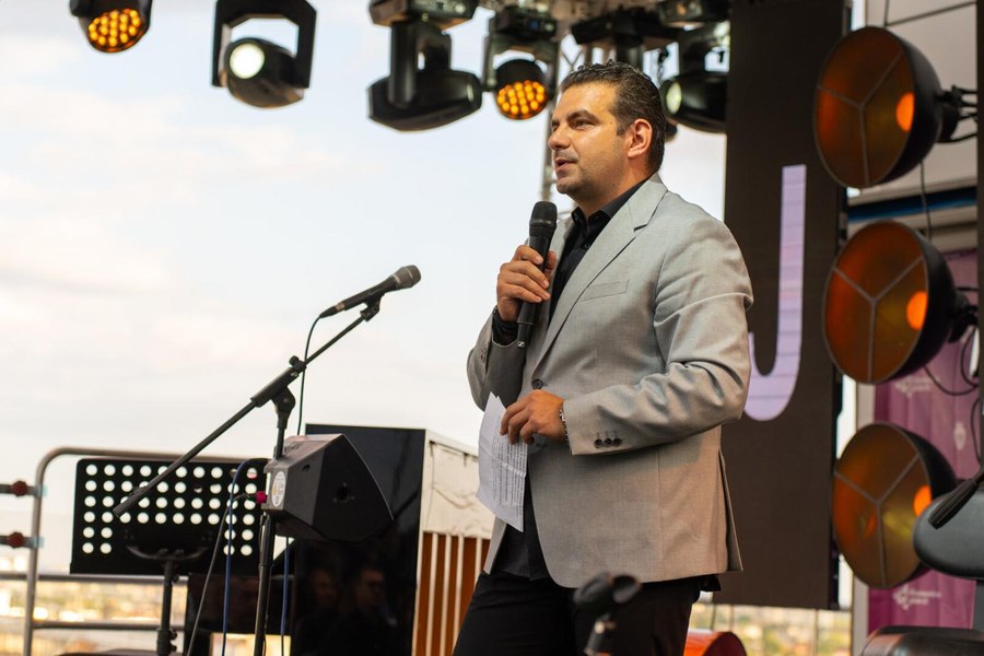 Jazzul revine acasă, pe acoperișul Primăriei Ploiești. Interviu cu Vlad Mateescu, directorul Filarmonicii „Paul Constantinescu” din Ploiești
