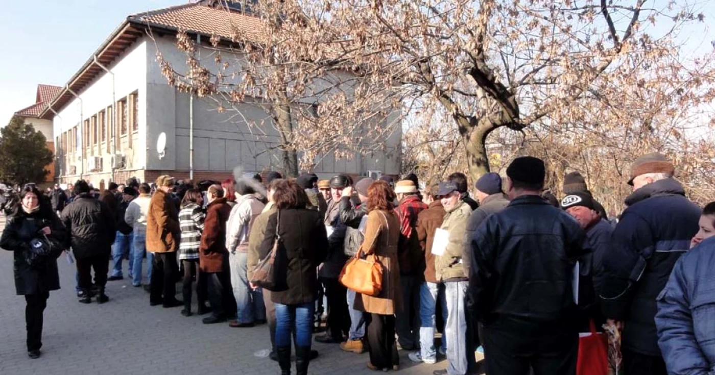 Cozile de oameni la Serviciul de Permise Auto din Slatina se formează din timpul nopţii... (Foto: Mugurel Manea)