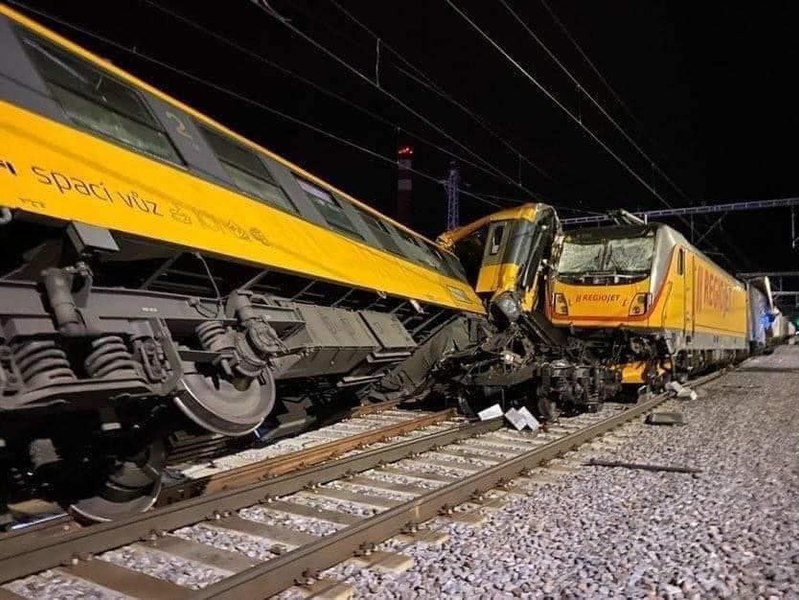 Tragedie în Republica Cehă:  Un tren cu destinația Ucraina s-a ciocnit cu unul de marfă. Cel puțin patru morți și zeci de răniți în urma accidentului feroviar VIDEO