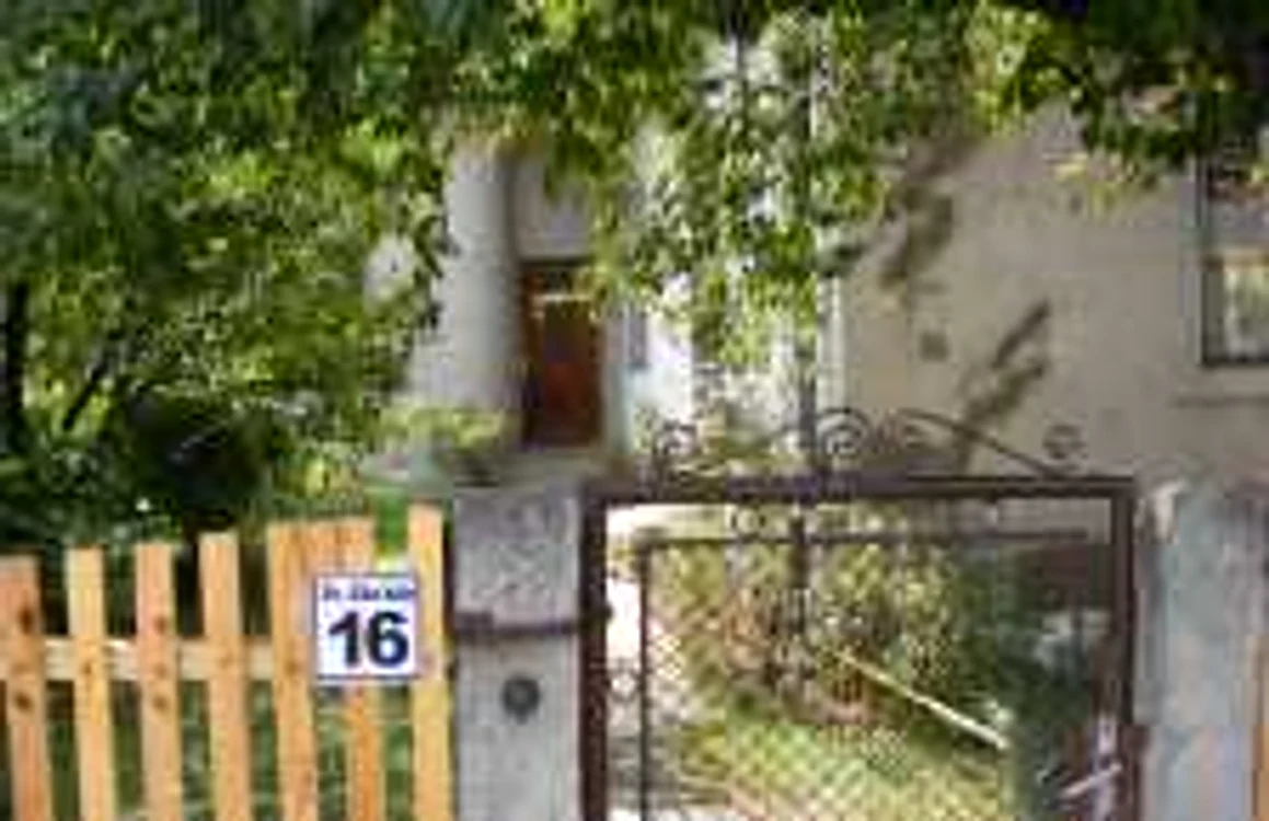 Poarta casei a fost forţată de hoţi