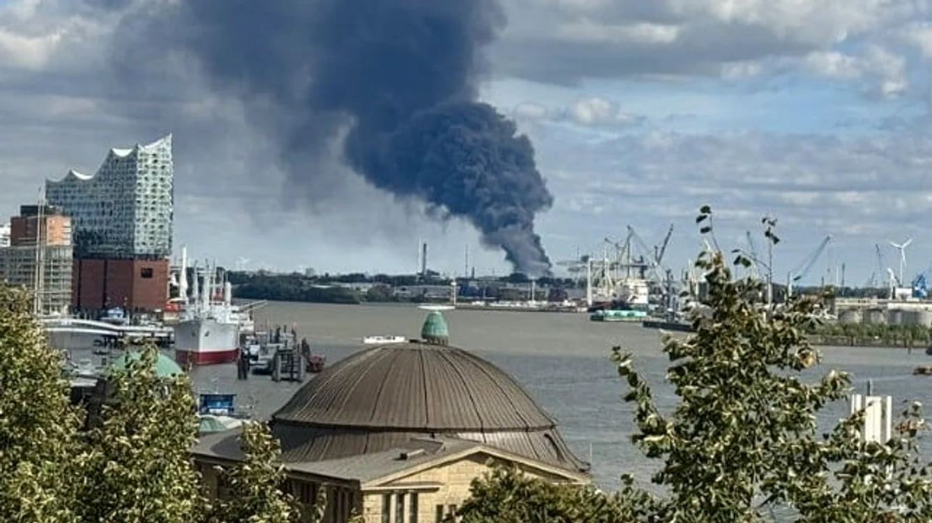 Incendiu devastator în portul Hamburg FOTO: X