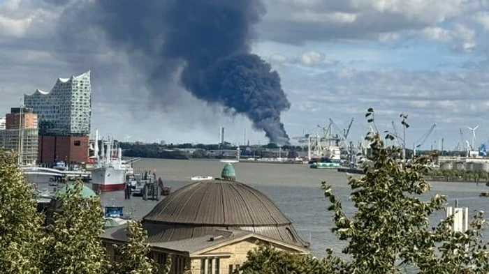 Incendiu devastator în portul Hamburg FOTO: X