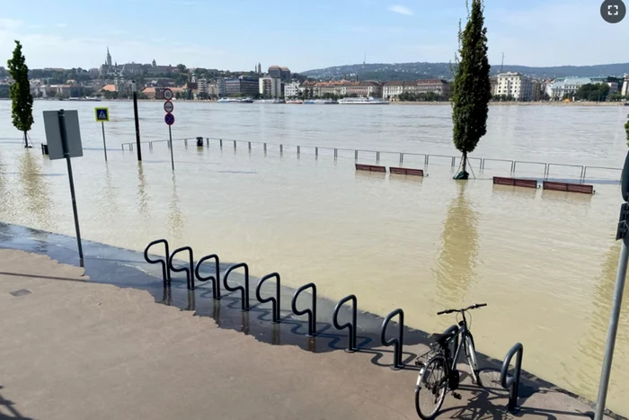 Dunărea s-a revărsat peste străzi, în Budapesta: Sursă foto: Radio Free Europe/Radio Liberty