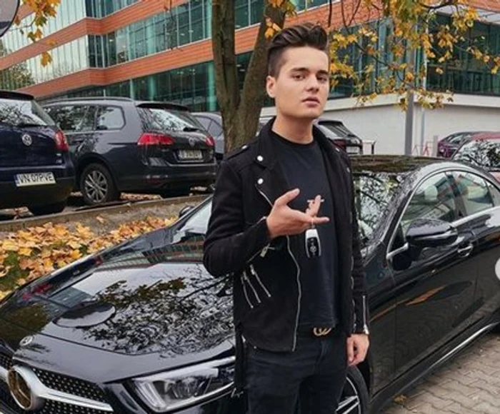 
    Selly este mândru de mașina sa și nun ratează nicio ocazie de a se fotografia la volan Sursă foto: Instagram Andrei Șelaru   