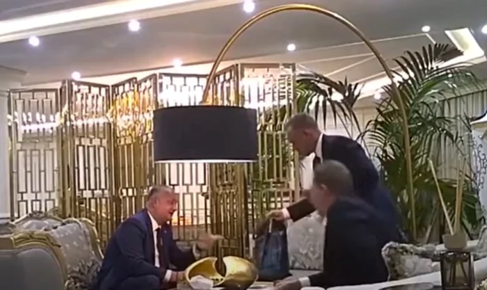 Dodon filmat in timp ce primea o punga cu bani din partea lui Plahotniuc Captura YouTube