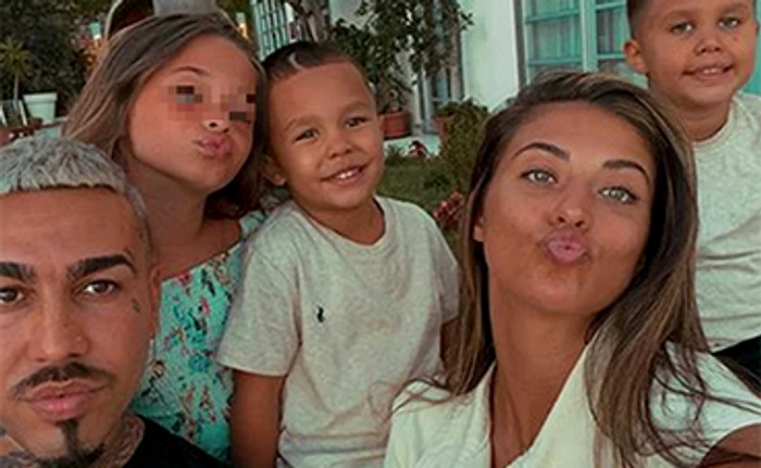 Solista și-a etalat la plajă decolteul apetisant