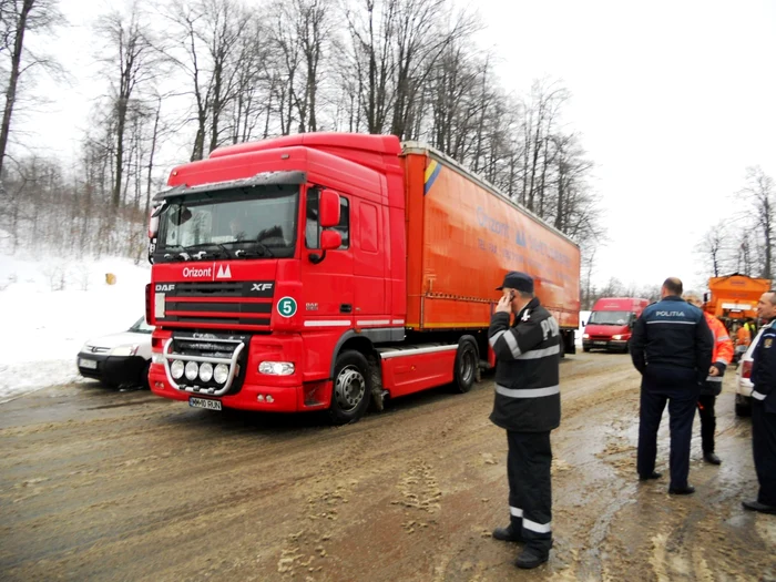 Două maşini de mare tonaj au fost oprite de poliţişti la intrarea în Pasul Gutâi FOTO: Adevărul