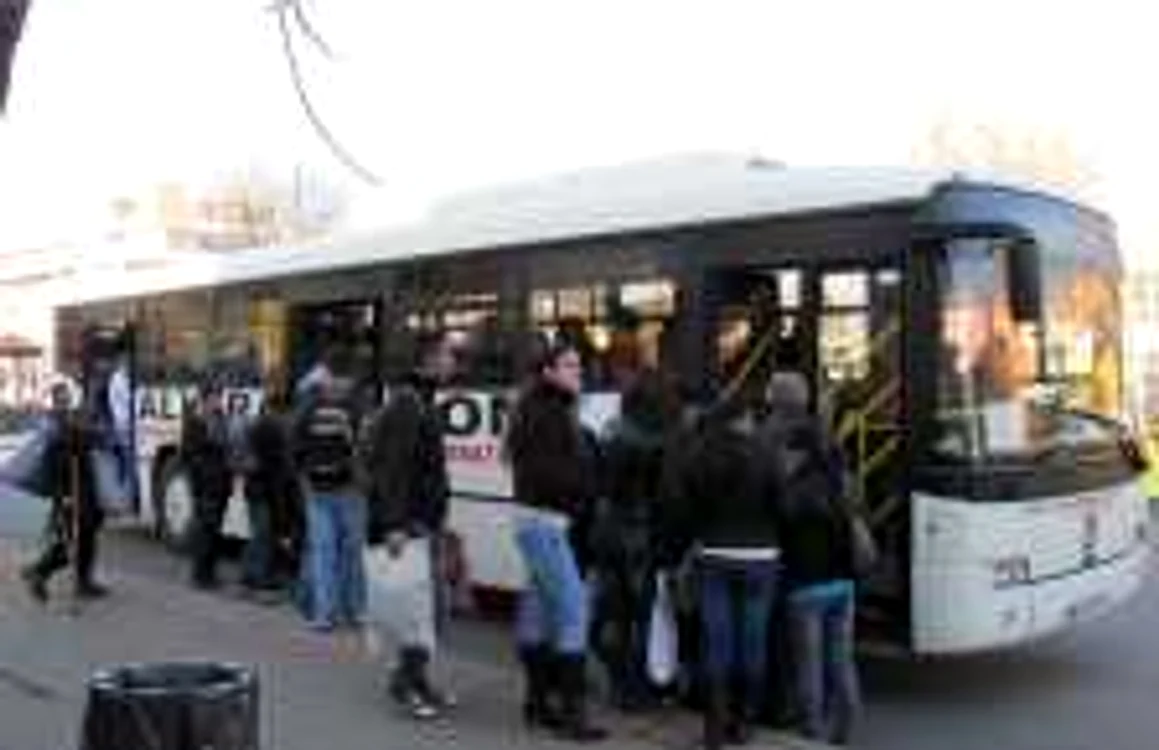 Trei călărăşeni călătoresc zilnic cu autobuzul