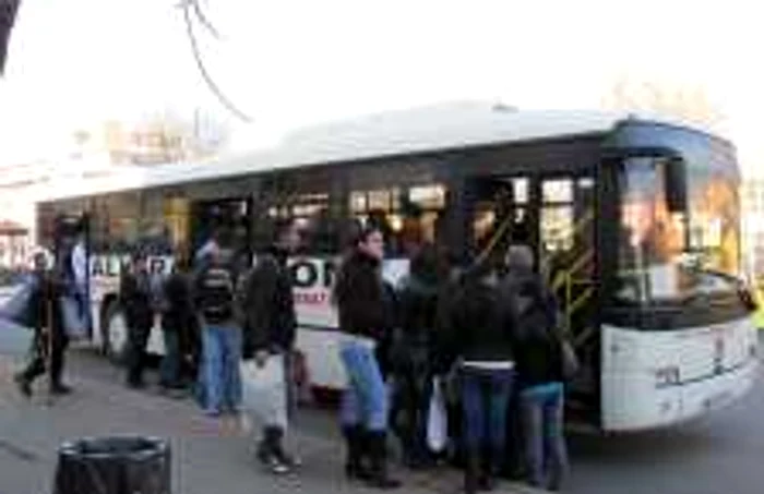 Trei călărăşeni călătoresc zilnic cu autobuzul