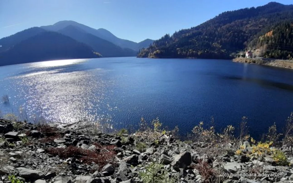 Lacul Gura Apelor - Retezat. FOTO: Daniel Guţă. ADEVĂRUL.