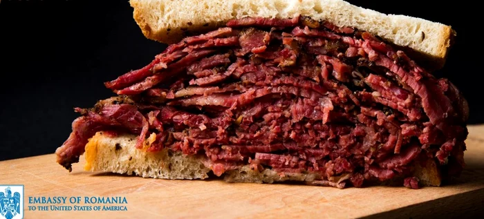 Pastrami sandwich - Foto: Ambasada României în Statele Unite ale Americii/Facebook