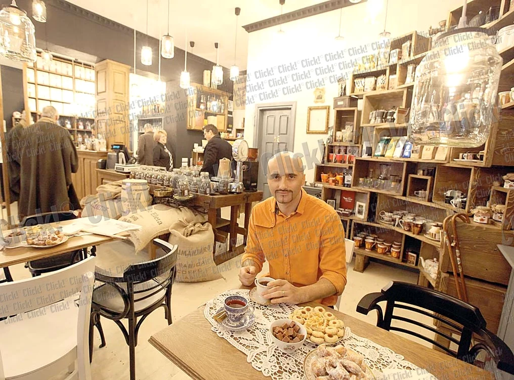
    La inaugurarea  ceainăriei, Călin a servit  o cană de ceai roşu (FOTOGRAFII: SEVER GHEORGHE)  