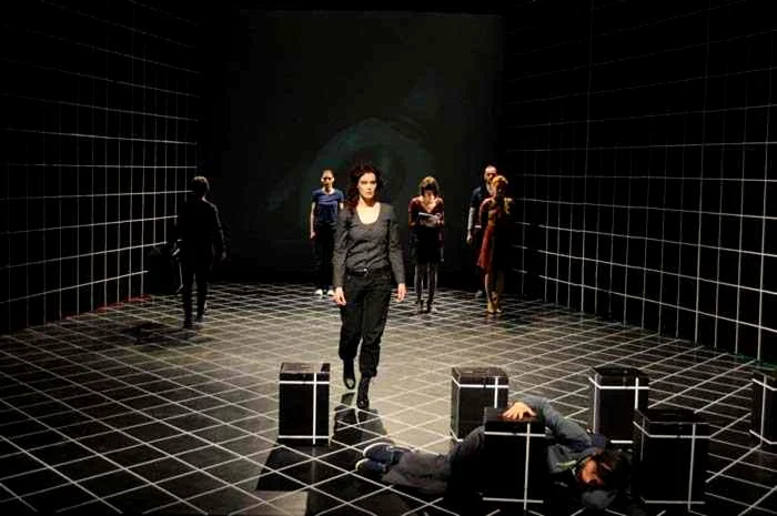Din piesa „O poveste ciudată cu un câine la miezul nopţii”, la Teatrul „Anton Pann” din Râmnicul Vâlcea FOTOGRAFII de Adrian Roman