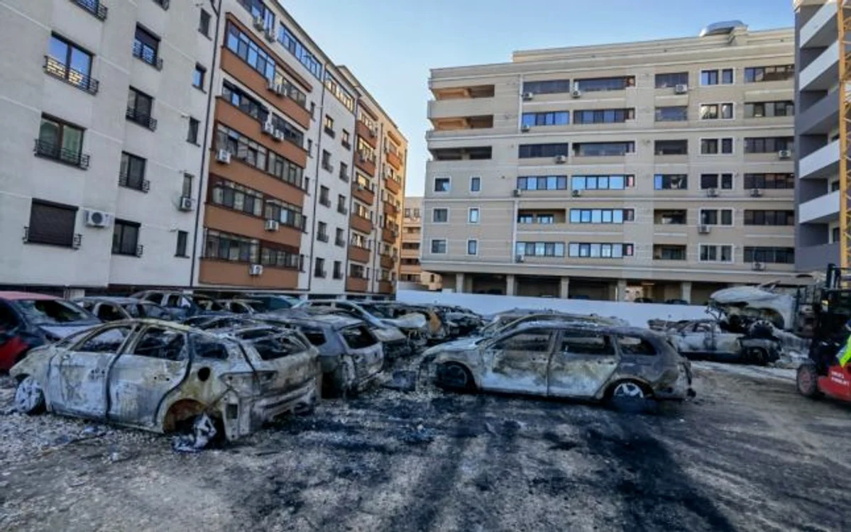 Maşinile distruse  au fost scoase  de la demisol. Fotografii: Primăria Constanţa/Adevărul