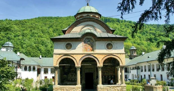 Mănăstirea Cozia a fost construită între anii 1388 şi 1393