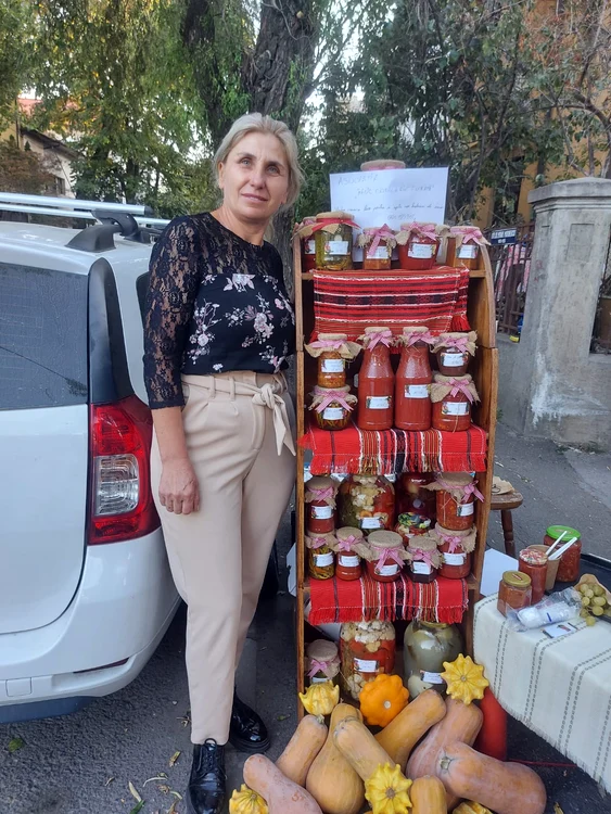 Veronica donează conserve familiilor cu copii bolnavi FOTO: arhiva personala V.G.