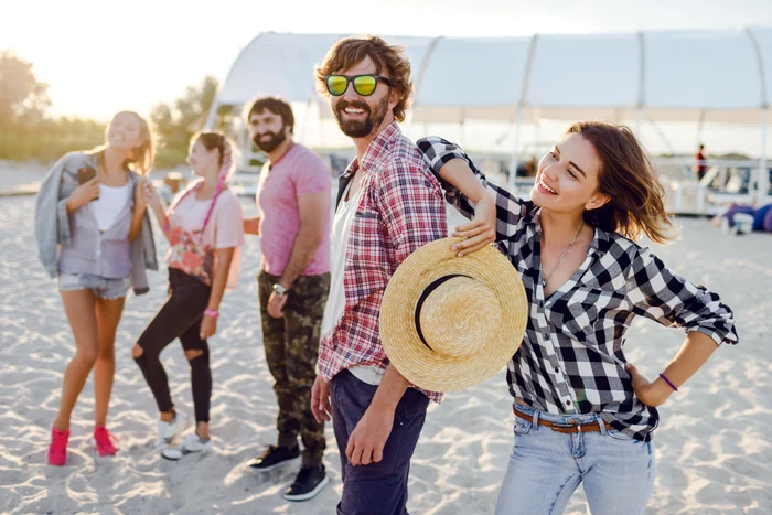 Turiștii fug de weekend și economisesc sute de lei alegând vacanțe de luni până joi Foto: Freepik 