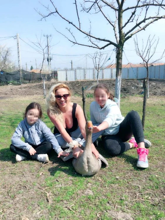 Cele două fete, Indira (7 ani) și Mayra (12 ani) merg la școală acolo