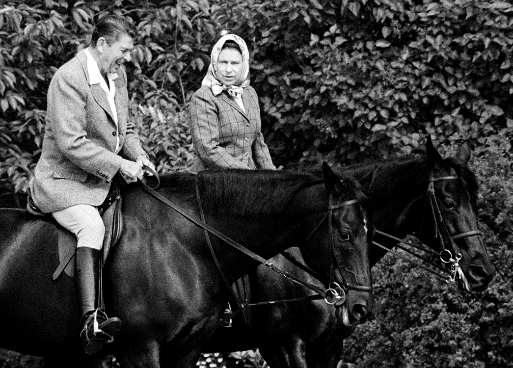 Regina Elisabeta și Ronald Reagan, la o partidă de călărie