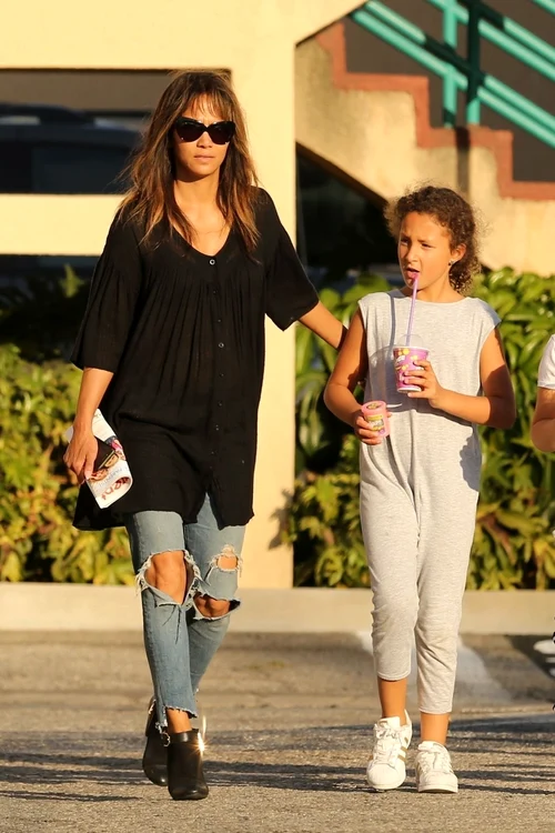 *EXCLUSIVE* Halle Berry and her daughter Nahla enjoy a day out together with friends jpeg