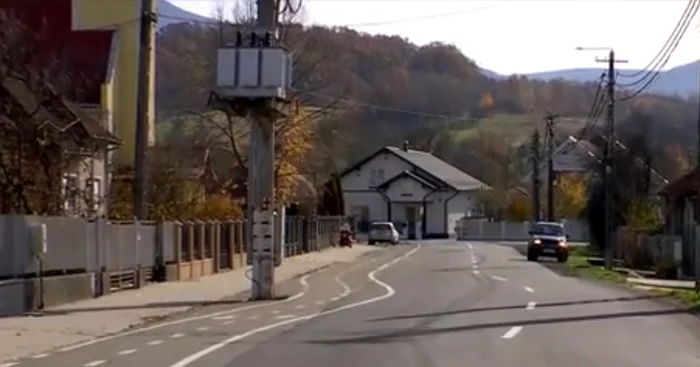 „Șoseaua lui Dorel", făcută din fonduri europene, subiect de glumă / foto: captură video Observator
