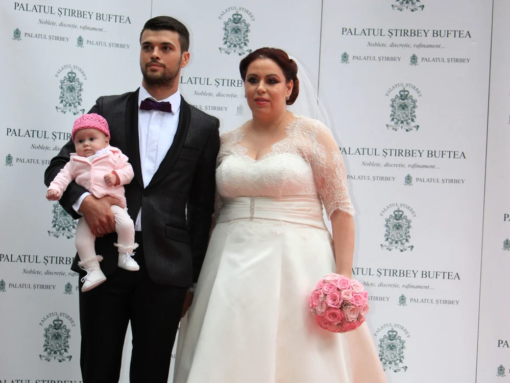 
    Oana Roman, Marius Elisei şi fiica lor, Izabela, în faţa Bisericii Sf. AntonFoto: Click!  