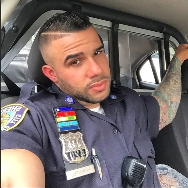 
    Poliţistul sexy este oprit de femei pe stradăFoto: Arhiva personală  
