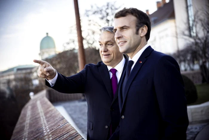 Viktor Orban şi Emmanuel Macron (în plan apropiat) stând de vorbă în curtea biroului premierului Ungariei FOTO EPA-EFE