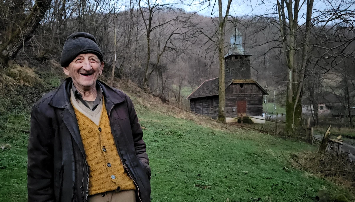 Iosif, unul dintre puținii localnici din Almășel. Foto: Daniel Guță. ADEVĂRUL