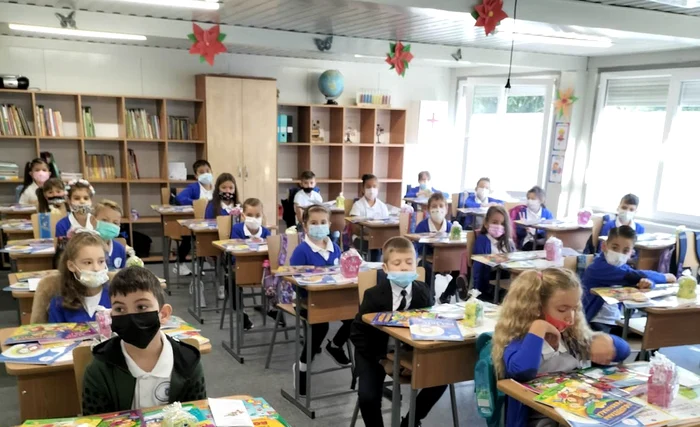 În caz de infectare a unui elev, doar colegii din jurul lui intră în carantină