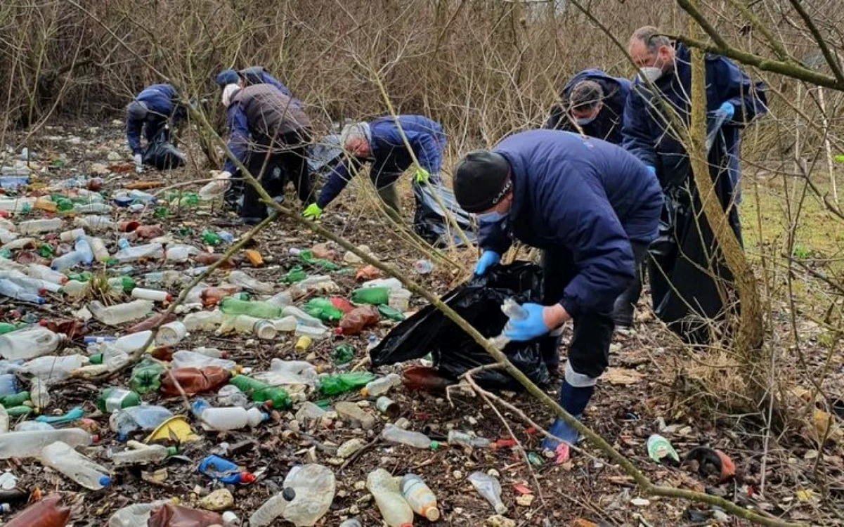 gunoaie adunate de pe malul lacului de acumulare santamaria orlea foto Garda de Mediu Hunedoara