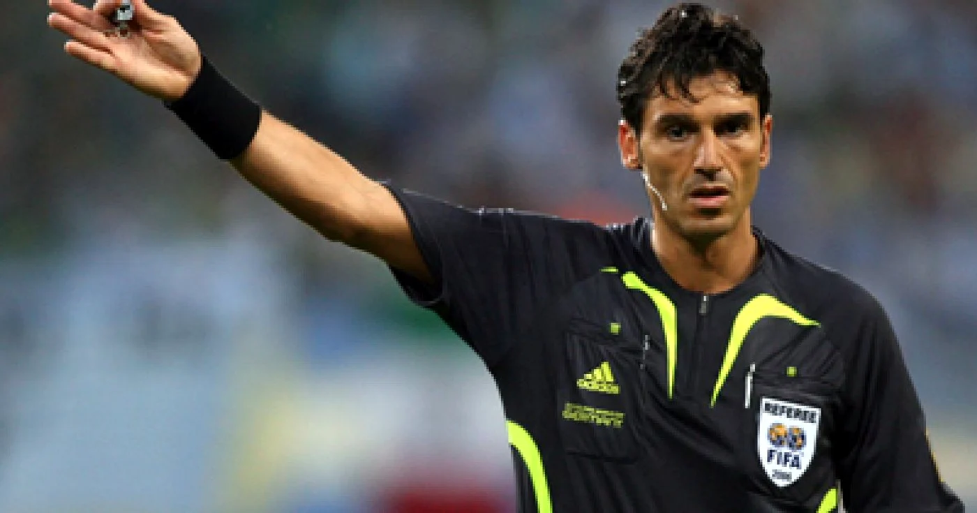 VIDEO Arbitrul elveţian Massimo Busacca a urinat pe teren la un meci în Qatar