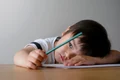 copil mic trist cu creion la scoala shutterstock 1172327539 jpg