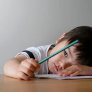 copil mic trist cu creion la scoala shutterstock 1172327539 jpg
