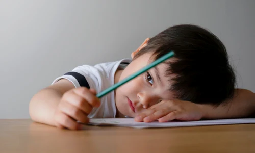 copil mic trist cu creion la scoala shutterstock 1172327539 jpg