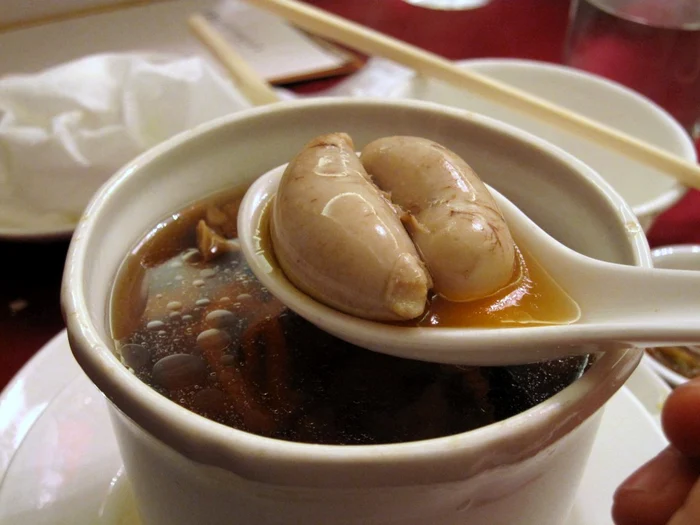 Supa din testiculele cocoșului este bună pentru potență