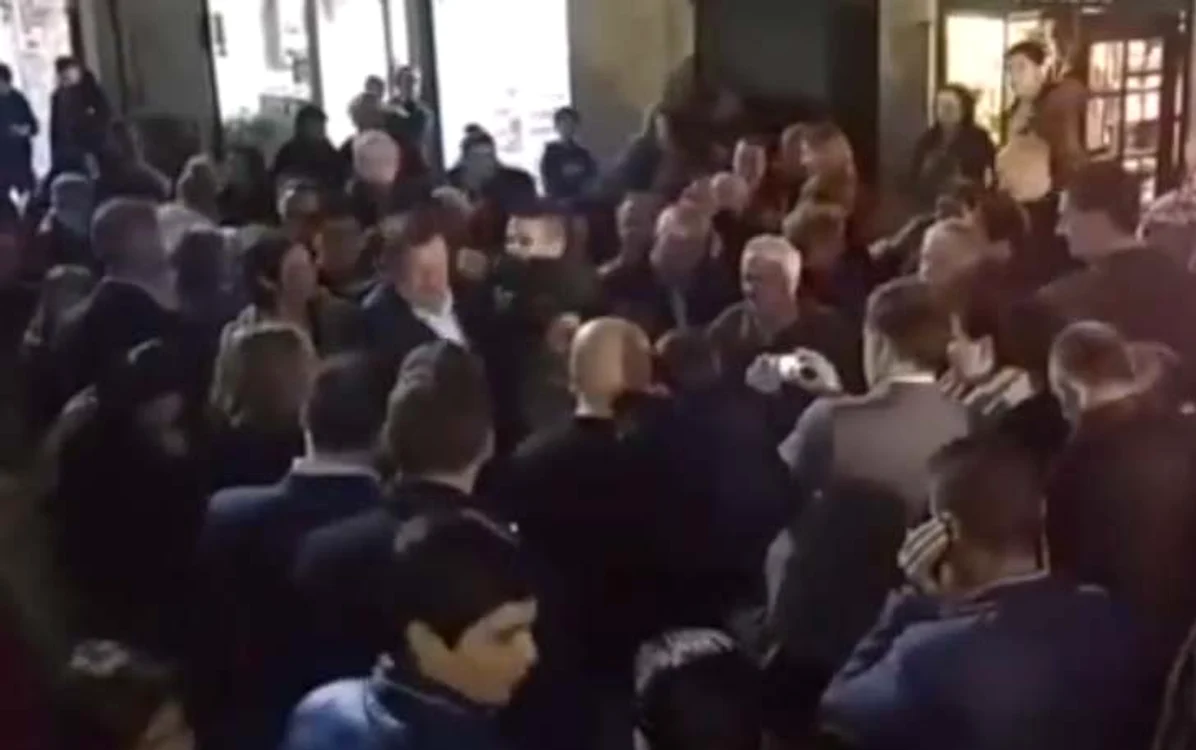 Premierul Spaniei, Mariano Rajoy, şI-a luat un pumn în faţă foto: captură video