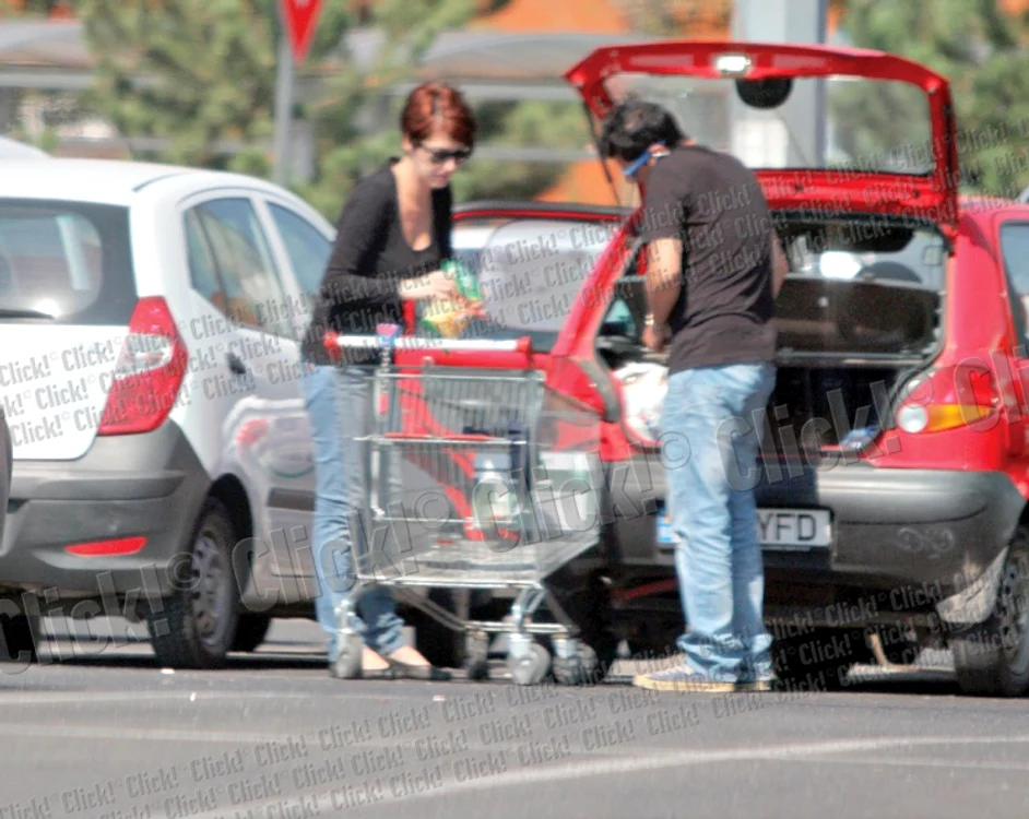 
    Solistul şi soţia  lui ajung la  cumpărături  cu un Matiz  