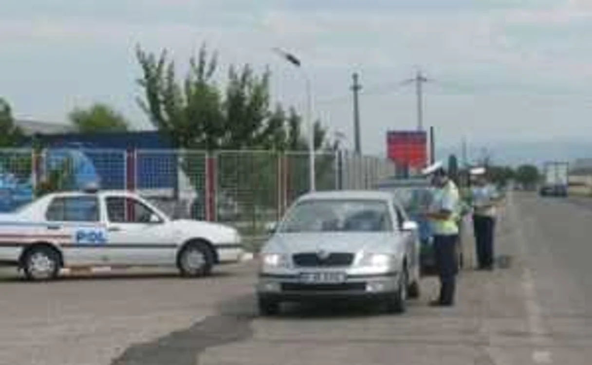 Poliţiştii au oprit mii de maşini în trafic