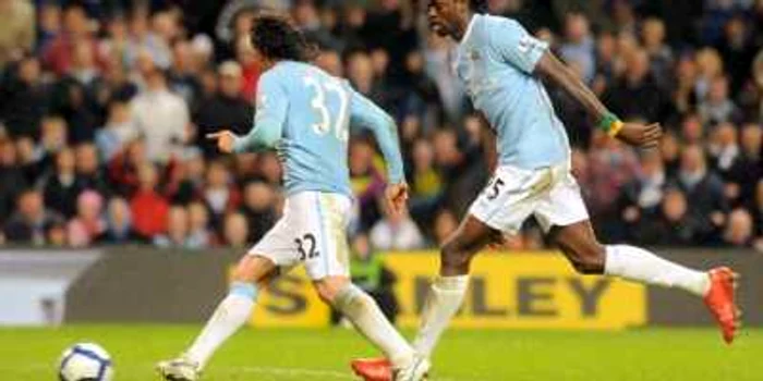 Tevez (stânga) şi  Adebayor sunt jucătorii lui City doriţi de Mourinho la Real