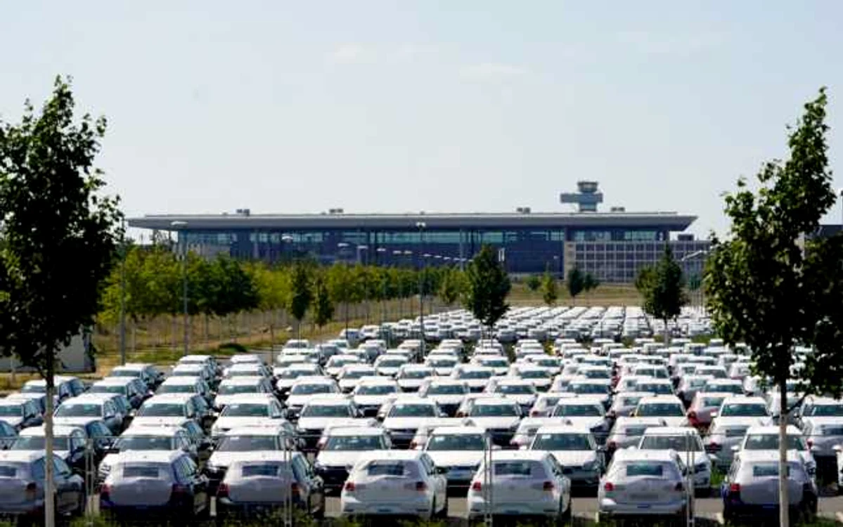 Autovehiculele Volkswagen sunt parcate în apropiere de terminalul şi turnul aeroportului BER din Schoenefeld lângă Berlin Germania FOTO FOTO EPA-EFE / Alexander Becher
