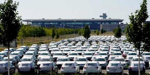 Autovehiculele Volkswagen sunt parcate în apropiere de terminalul şi turnul aeroportului BER din Schoenefeld lângă Berlin Germania FOTO FOTO EPA-EFE / Alexander Becher