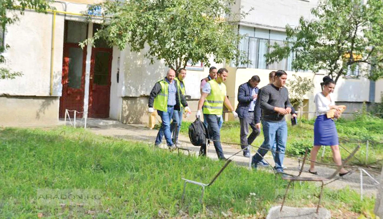 Anchetatorii au găsit rucsacul abandonat lângă scara unui bloc
