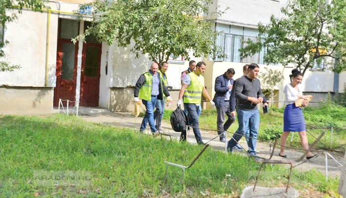 Anchetatorii au găsit rucsacul abandonat lângă scara unui bloc