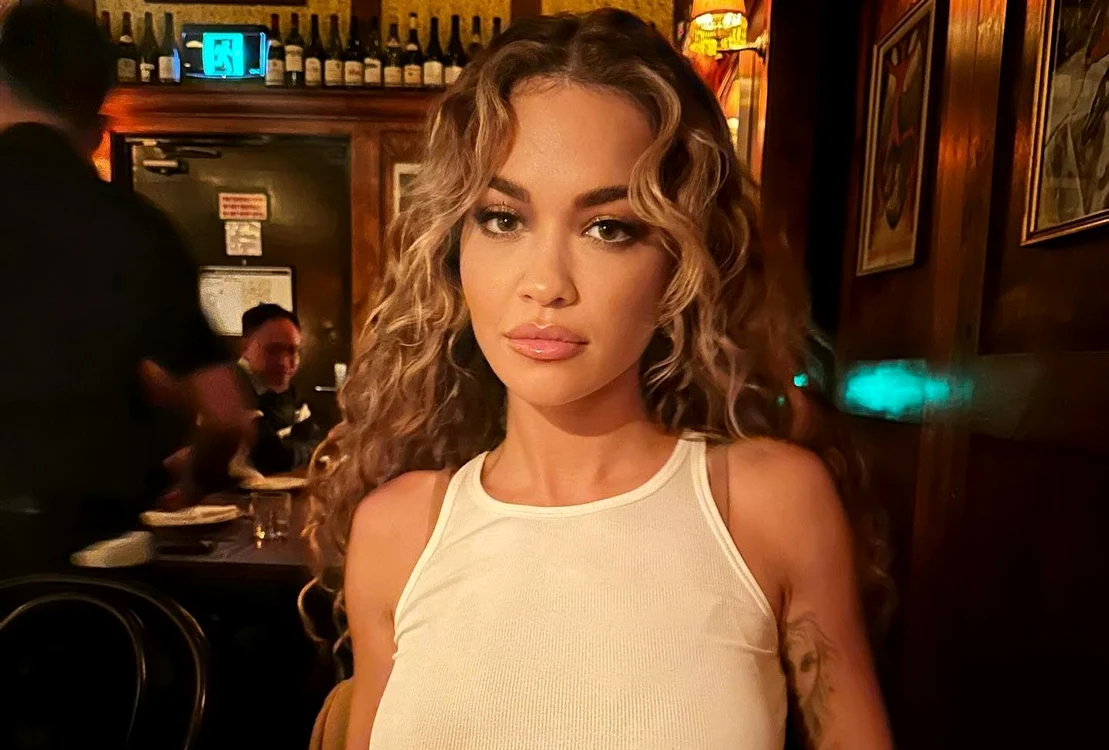 Rita Ora, fotografiată într-un restaurant, îmbrăcată într-un maiou alb